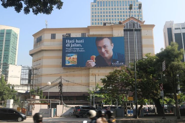 Billboard Nicholas Saputra menarik perhatian warga Jakarta. 