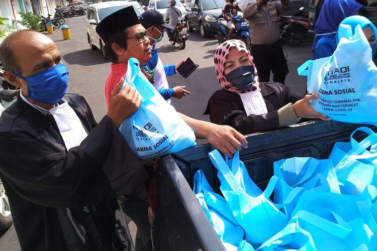 Para pengacara Tasikmalaya memakai pakaian sidang atau toga membagikan paket sembako bagi tukang becak dan ojek dan keluarga pra sejahtera secara berkeliling, Rabu (15/4/2020).