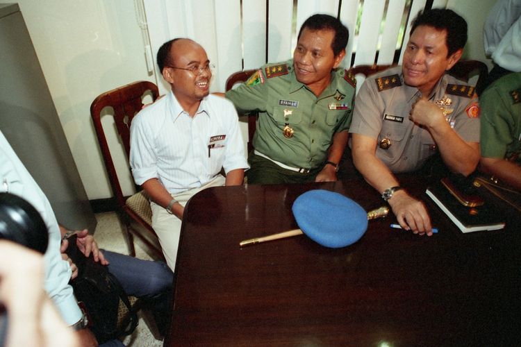 Suasana akrab tampak pada pertemuan (kiri ke kanan) Desmond J Mahesa, korban penculikan selama lebih dari dua bulan, dengan Tim Pencari Fakta(TPF) ABRI yang terdiri dari empat mayor jenderal, yakni Komandan Pusat Polisi Militer Mayjen TNI Syamsu, Mayjen TNI Andi M Ghalib, Mayjen (Pol) Marwan Paris, dan Laksda Berty Ekel (tidak tampak dalam foto), Senin (25/5), di YLBHI,Jakarta.

Terkait Berita Dimuat Selasa,Kompas, 26-05-1998 Halaman: 6

Judul Amplop: Desmon