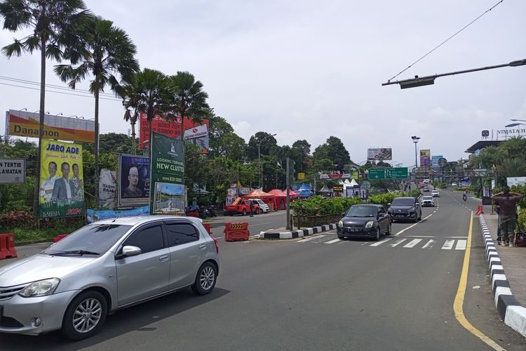 Situasi arus lalu lintas saat diberlakukan one way atau satu arah ke bawah atau ke Jakarta di Simpang Gadog, Ciawi, Kabupaten Bogor, Jawa Barat, Sabtu (29/4/2023) siang.