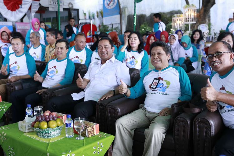 Wali Kota Semarang, Hendrar Prihadi hadiri sosialisasi kegiatan CSR SKK Migas, Petronas, dan Universitas Negeri Semarang (barisan pertama, kedua dari kiri)