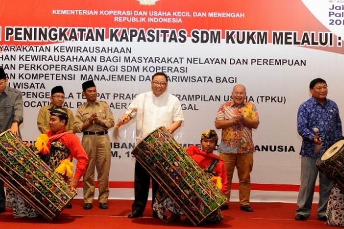 Menkop AAGN Puspayoga saat memberikan pelatihan kepada koperasi dan UKM di kawasan wisata Mandalika Lombok Tengah, NTB, Senin (13/3/2017).