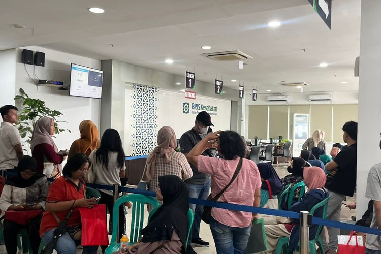 Suasana kantor BPJS Kesehatan cabang Depok di Jalan Boulevard Grand Depok City, Kota Depok, Rabu (4/2/2026). Pemerintah memastikan 11 juta peserta BPJS nonaktif tetap mendapat layanan kesehatan, di tengah temuan adanya warga mampu yang masih menerima subsidi.