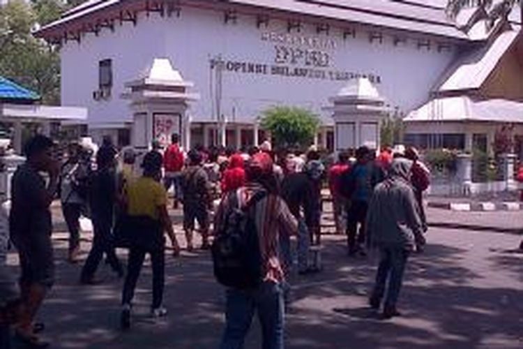 Massa yang menuntut pemekaran Buton Selatan dipukuk mundur hingga depan gedung sekretariat DPRD Sulawesi Tenggara, karena terlibat bentrok dengan staf dan Sat Pol PP saat pendudukan gedung dewan setempat