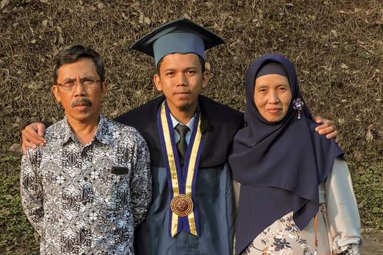 Muhammad Reza Nurrahman (22 tahun) lulus bersama kedua orangtuanya. Reza lulus dari program studi Fisika ITB dengan IPK 3,98.