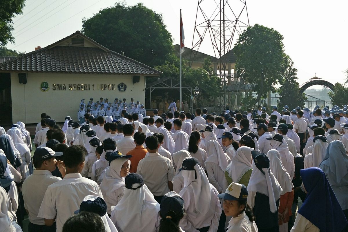 Suasana Murid di SMAN 1 Depok, Jalan Nusantara,  Depok, Senin (15/7/2019).