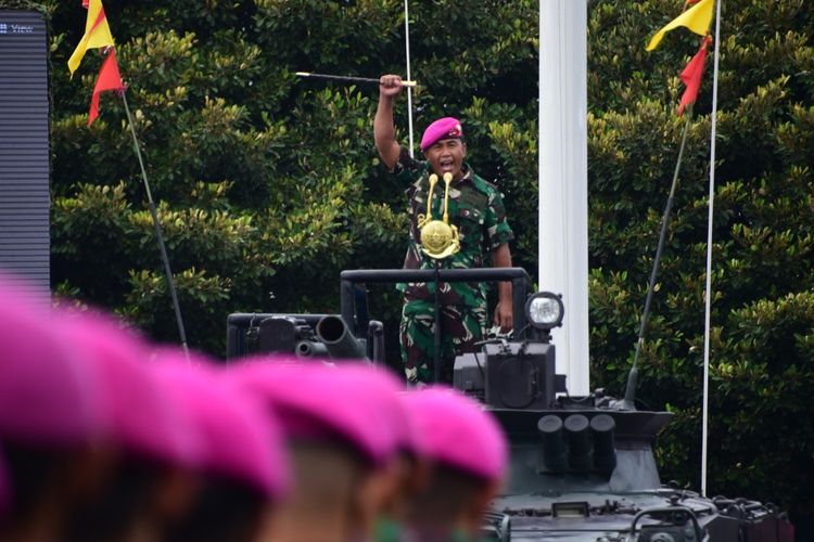 Komandan Korps Marinir (Dankormar) Mayjen (Mar) Suhartono pamitan kepada seluruh prajurit baret jingga di Lapangan Apel Brigif 1 Marinir, Kesatrian Marinir Hartono Cilandak, Jakarta Selatan, Senin (31/1/2022).