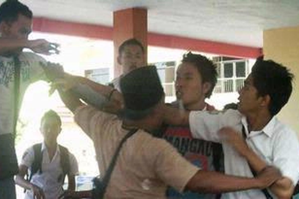 Sejumlah warga melerai pelajar SMK yang tawuran di terminal Situbondo.