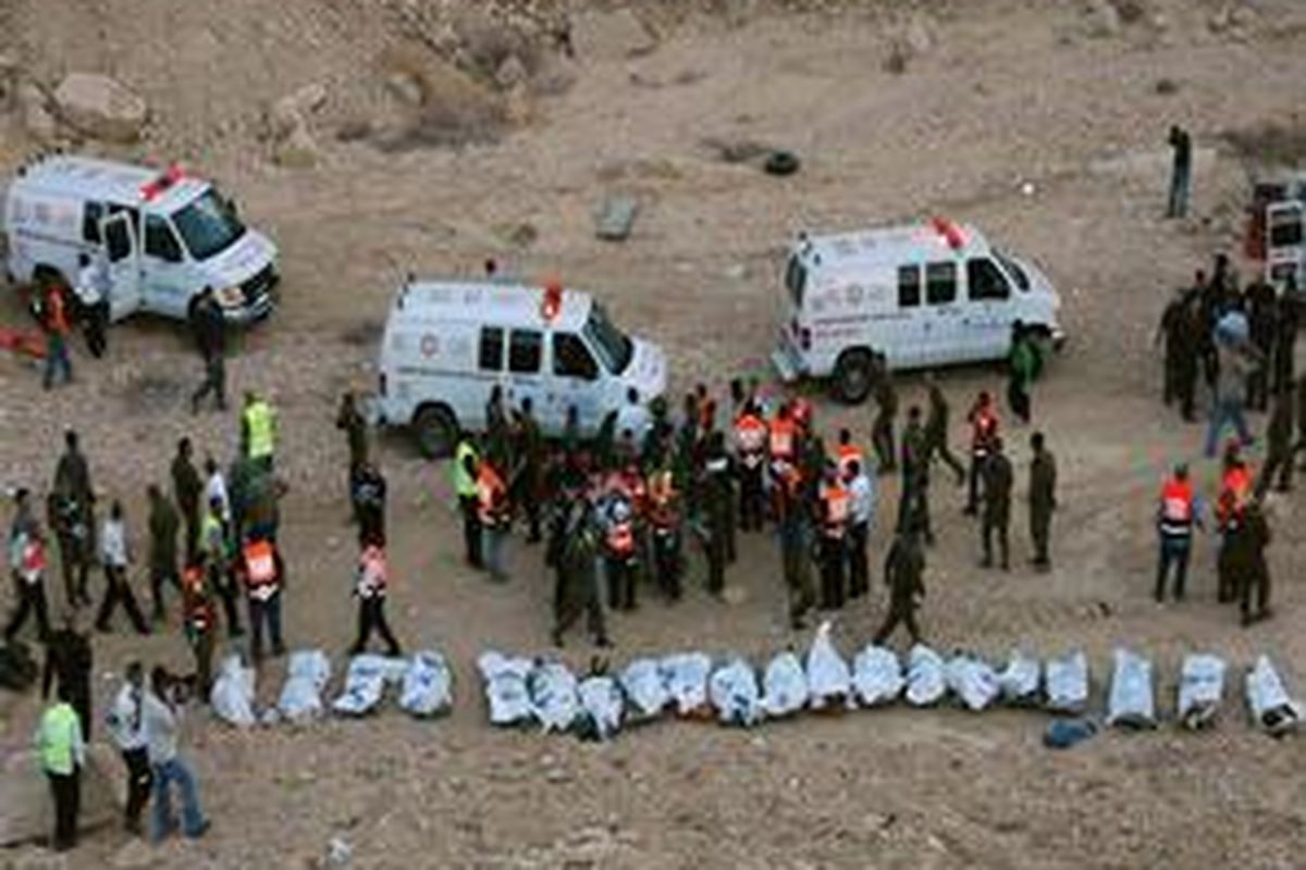 Sejumlah mobil ambulans antri mengangkut puluhan kantong berisi jenazah korban kecelakaan bus di Israel, Selasa (16/12). 