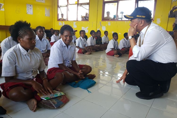 Mendikbud Muhadjir Effendy menyapa para pelajar di SD Impres Keneyam, Kabupaten Nduga, Papua, Selasa (15/10/2019)