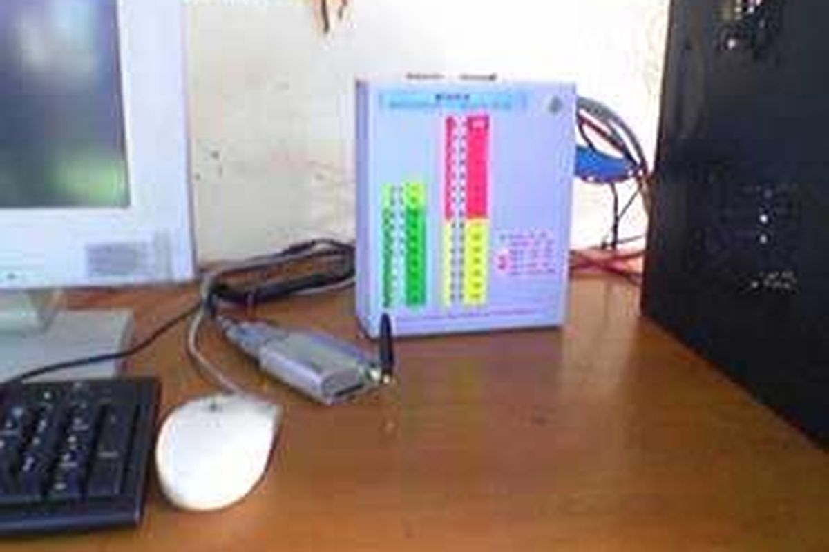 Inilah antara lain perangkat sistem Monitoring Informasi Ketinggian Air Sungai (Monika), untuk menditeksi dini kemungkinan banjir di wilayah rawan banjir di DAS Ciliwung, tepatnya di hilir Bendung Ciliwung Katulampa. Foto menunjukkan ketinggian air pada bendung saat foto diambil yakni 40 cm atau dalam satus normal. 