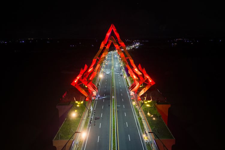 Ornamen Gapura Gunungan Wayang di Jembatan Pandansimo pada Malam Hari, Rabu (29/10/2025).