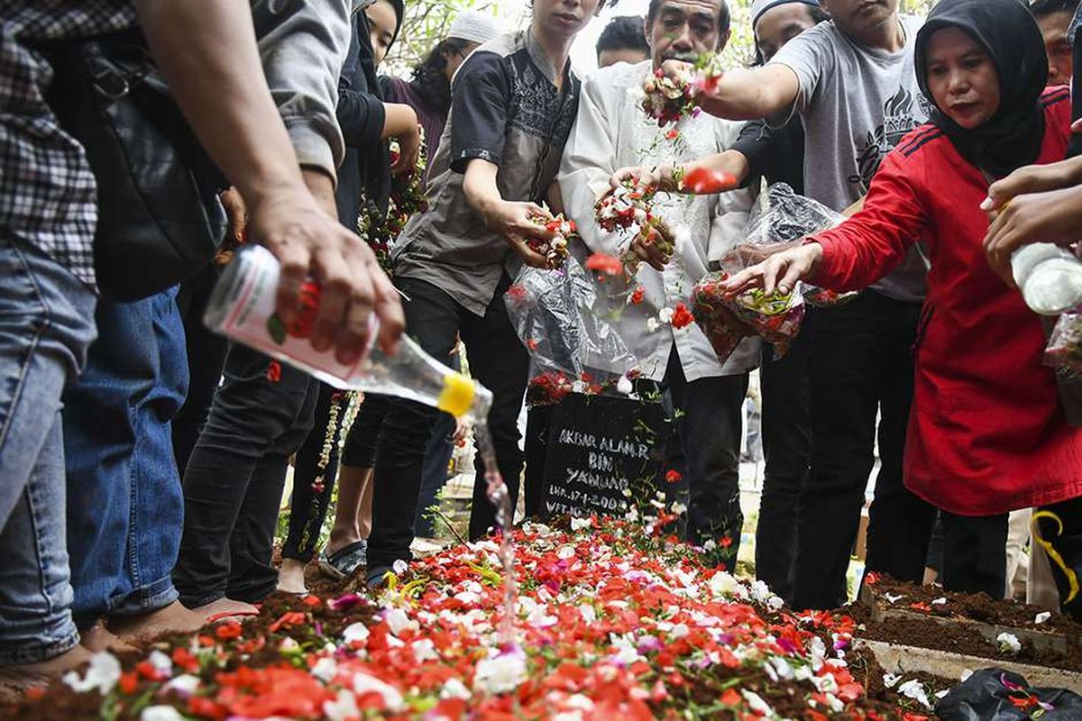 Keluarga dan kerabat menghadiri prosesi pemakaman korban demo ricuh Akbar Alamsyah di Taman Pemakaman Umum (TPU) kawasan Cipulir, Kebayoran Lama, Jakarta, Jumat (11/10/2019). Korban demo ricuh di DPR Akbar Alamsyah meninggal dunia di RSPAD Gatot Subroto, Kamis (10/10/2019) sekitar pukul 17.00 karena mengalami retak pada tempurung kepala.