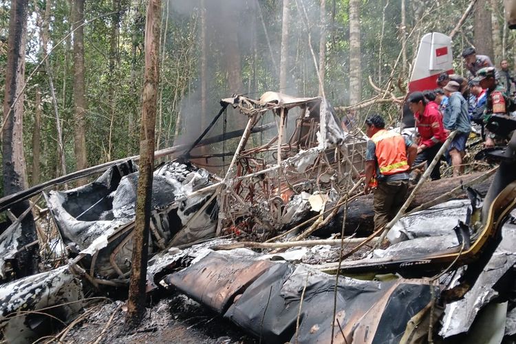 Puing Pesawat Pelita Air pengangkut BBM untuk Krayan, yang terjatuh di Gunung Belaban, perbatasan Gunung Pa' Ramayo, Krayan. 