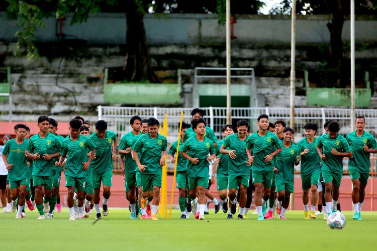 Persebaya Surabaya latihan perdana untuk persiapan musim 2023-2024 di Stadion Gelora 10 November Surabaya, Rabu (10/5/2023) sore.