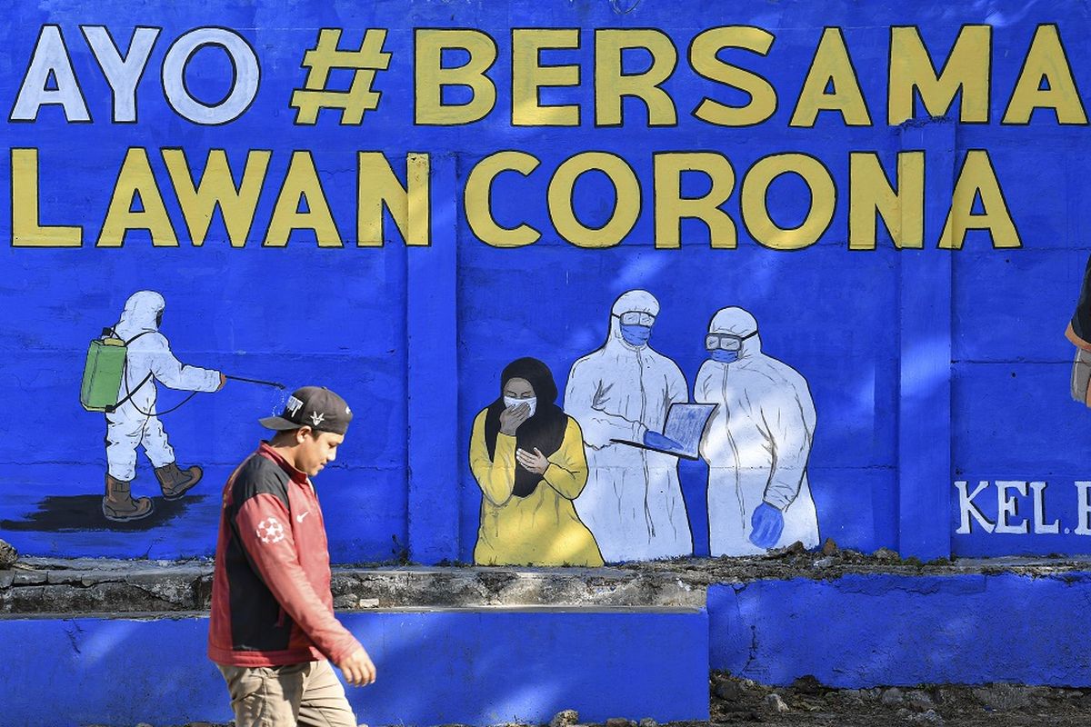 Seorang warga yang tidak mengenakan masker melintas, di depan mural yang berisi pesan waspada penyebaran virus Corona di kawasan Tebet, Jakarta, Selasa (8/9/2020). 