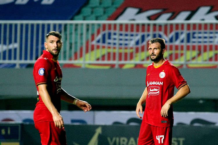 Pemain Persija Jakarta Marko Simic dan Marco Motta saat melawan PS Sleman pada pekan 1 Liga 1 2021-2022 yang berakhir dengan skor 1-1 di Stadion Pakansari Bogor, Minggu (5/9/2021) malam.