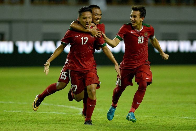 Pesepak bola Timnas U-19 Indonesia Syahrian Abimanyu (kiri) bersama Saddil Ramdani (tengah) dan Egy Maulana Vikri melakukan selebrasi setelah Syahrian Abimanyu mencetak gol ke gawang Timnas U-19 Thailand dalam pertandingan persahabatan di Stadion Wibawa Mukti, Kabupaten Bekasi, Jawa Barat, Minggu (8/10/2017). Timnas U-19 Indonesia menang 3-0 atas Timnas U-19 Thailand. Ketiga pemain ini mengisi skuad timnas Indonesia untuk Piala AFF 2022. Terdekat, Indonesia akan melawan Kamboja di SUGBK, Jumat (23/12/2022).