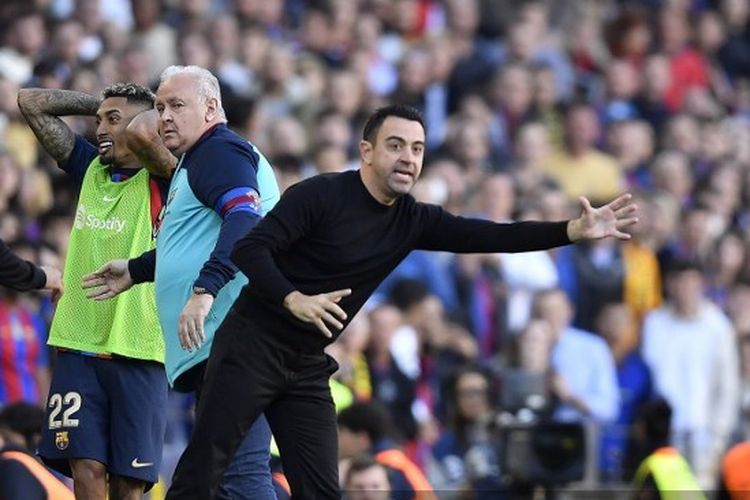 Pelatih Barcelona Xavi Hernandez memberikan arahan ke anak asuhnya pada laga pekan ke-15 Liga Spanyol 2022-2023 melawan Espanyol di Stadion Camp Nou, Sabtu (31/12/2022) malam WIB. Barcelona hanya mampu meraih hasil imbang 1-1 melawan Espanyol.