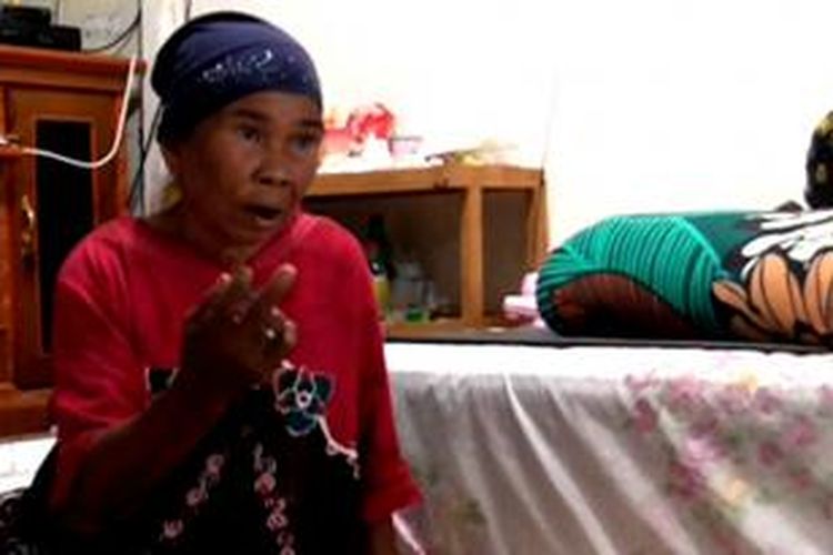 Nenek Maryam, wanita lansia yang selama ini mengasuh Wenni bocah korban tsunami Aceh.