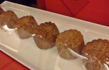 Menyantap Kue Bulan di Bawah Terang Bulan