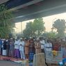 Warga Pasar Gembrong Tunaikan Shalat Id di Kolong Tol Becakayu