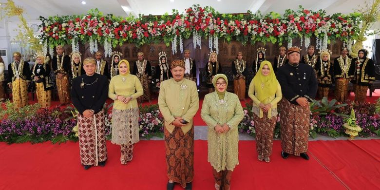 Wali Kota Madiun Maidi bersama istri Yuni Setyawati Maidi, Wakil Wali Kota Inda Raya dan Ketua DPRD Kota Madiun Andi Raya berfoto bersama dengan pasangan yang mengikut nikah massal di rumah jabatan Wali Kota Madiun, Kamis (14/7/2022). 
