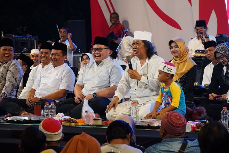 Keceriaan dalam acara Sinau Bareng Cak Nun