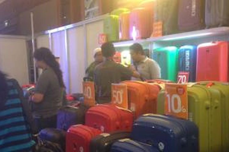 Pengunjung ramai memilih ragam tawaran promo tas di Garuda Indonesia Travel Fair (GATF) 2015 yang digelar di Jakarta Convention Center (JCC) Senayan, Jakarta, 25-27 September.