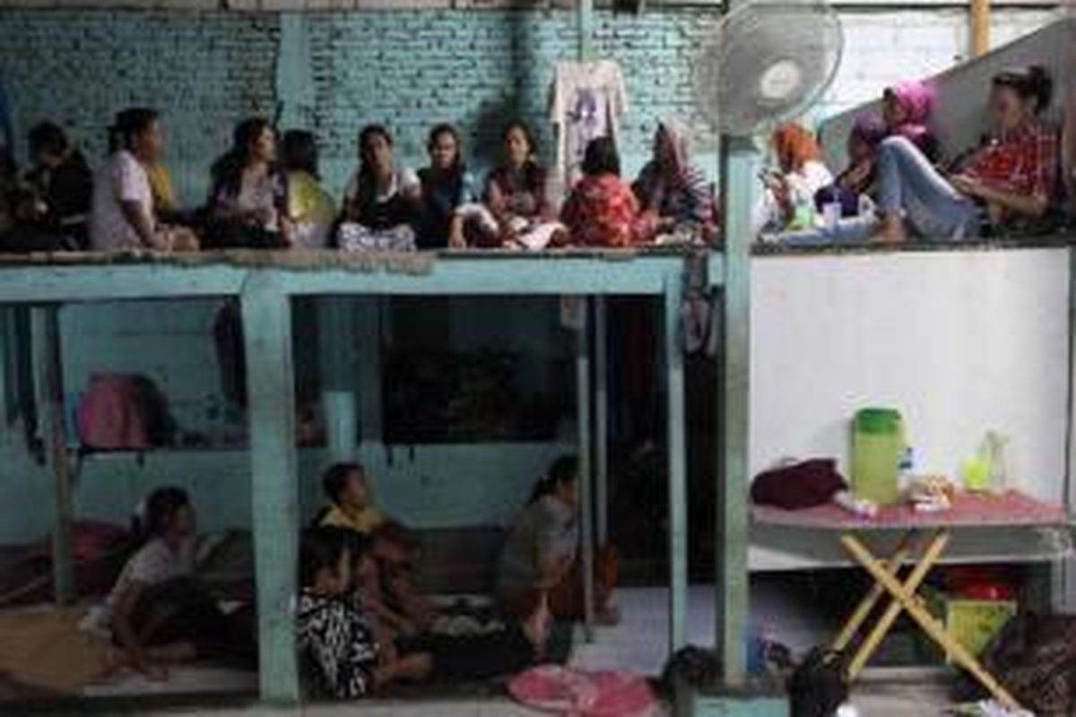 Pembantu infal di penampungan sementara jasa penyalur pembantu rumah tangga dan baby sitter Ibu Gito di kawasan Cipete, Jakarta Selatan, Selasa (30/7/2013). Menjelang mudik Lebaran, permintaan jasa pembantu infal mengalami peningkatan.