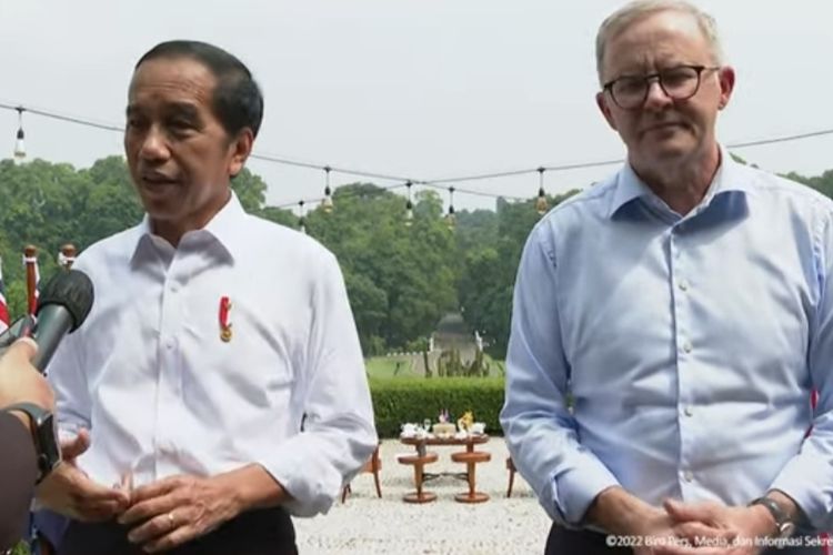 Presiden Joko Widodo dan Perdana Menteri Australia Anthony Albanese di Kebun Raya Bogor, Senin (6/6/2022).