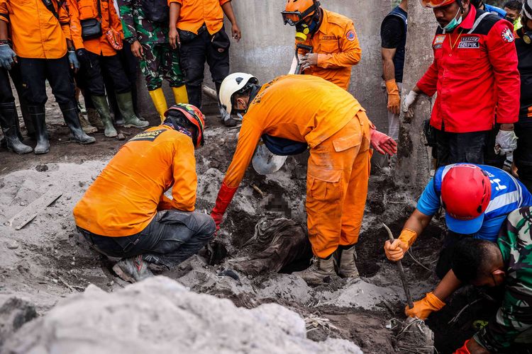 Tim SAR gabungan mengevakuasi jenazah korban yang tertimbun material guguran awan panas Gunung Semeru saat operasi pencarian korban di Kampung Renteng, Desa Sumberwuluh, Lumajang, Jawa Timur, Senin (6/12/2021). Berdasarkan laporan Badan Nasional Penanggulangan Bencana (BNPB), jumlah korban meninggal hingga pukul 11.10 WIB hari ini berjumlah 15 orang dan 27 orang masih dalam proses pencarian.