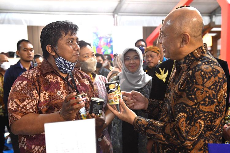 Menteri Koperasi dan Usaha Kecil Menengah (MenKopUKM) Teten Masduki mengunjungi acara Kebumen International Expo 2022 (KIE 2022) di Alun-Alun Kebumen, Jawa Tengah.