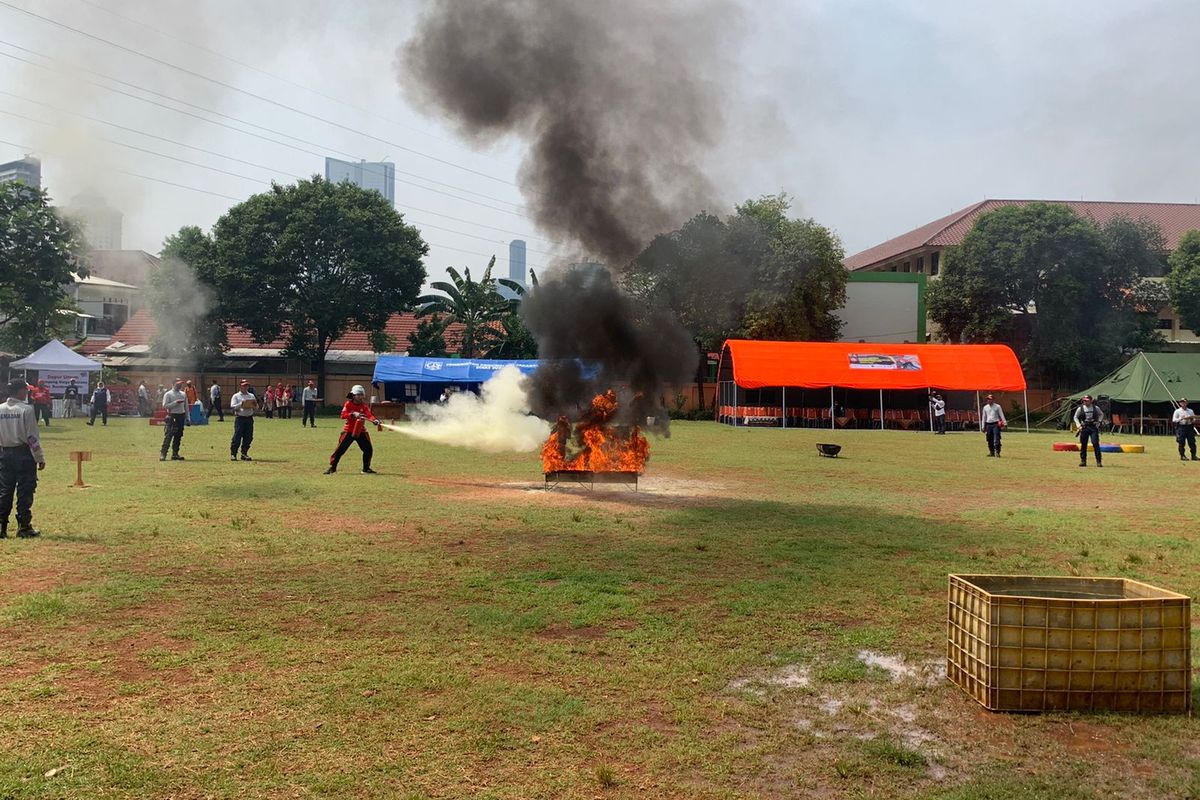 Sudin Gulkarmat Jakarta Pusat menggelar perlombaan untuk relawan pemadam kebakaran tingkat Kecamatan Tanah Abang di Bendungan Hilir, Tanah Abang, Jakarta Pusat, Jumat (16/9/2022).