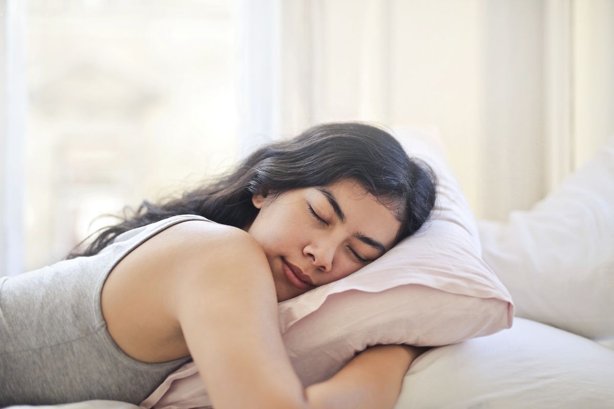 Pakai Bra Saat Tidur Katanya Tak Sehat, Percaya? - Beauty