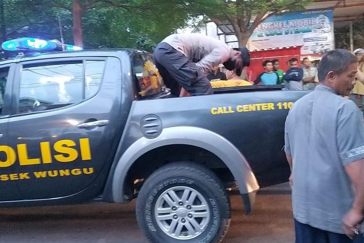 EVAKUASI—Polisi mengevakuasi jenazah korban yang meninggal akibat kecelakaan di ruas jalan Desa Sidorejo, Kecamatan Wungu, Kabupaten Madiun, Jawa Timur, Rabu (7/9/2022) sore.