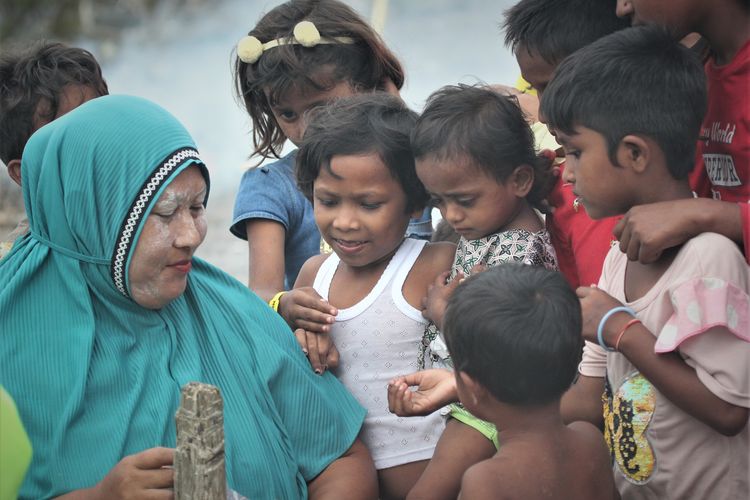 Pengungsi Rohingya saat berinteraksi dengan warga di Desa Karang Gading, Deli Serdang, Minggu (7/1/2024)