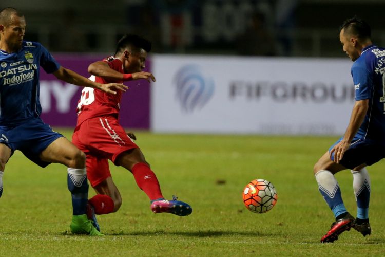 Pemain Persib Bandung Supardi (kiri) berebut bola dengan pemain PS Semen Padang Irsyad Maulana (tengah) pada pertandingan perebutan tempat ketiga Piala Presiden 2017 di Stadion Pakansari, Sabtu (11/3/2017). Persib keluar sebagai juara ketiga setelah menang dengan skor 1-0. KOMPAS IMAGES/KRISTIANTO PURNOMO