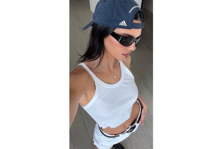 Kendall Jenner Tampil Simpel di Coachella 2026, Gaya Kembarnya dengan Kylie Jadi Sorotan