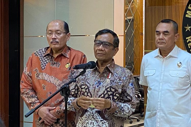 Menteri Koordinator Bidang Politik, Hukum, dan Keamanan (Menko Polhukam) Mahfud MD usai rapat soal ponpes Al Zaytun di Kantor Kemenko Polhukam, Jakarta, Kamis (3/8/2023).