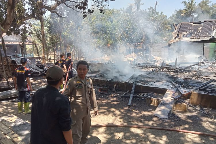 Lokasi kebakaran dua rumah di Desa Bungatan, Kabupaten Situbondo, Provinsi Jawa Timur, Selasa (17/9/2024).