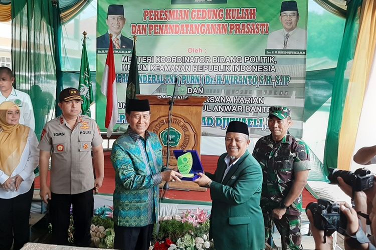 Menkopolhukam Wiranto saat berada di Kampus Universitas Mathlaul Anwar, beberapa jam sebelum peristiwa penusukan di Alun - alun Menes, Pandeglang, Banten, Kamis (10/10/2019).