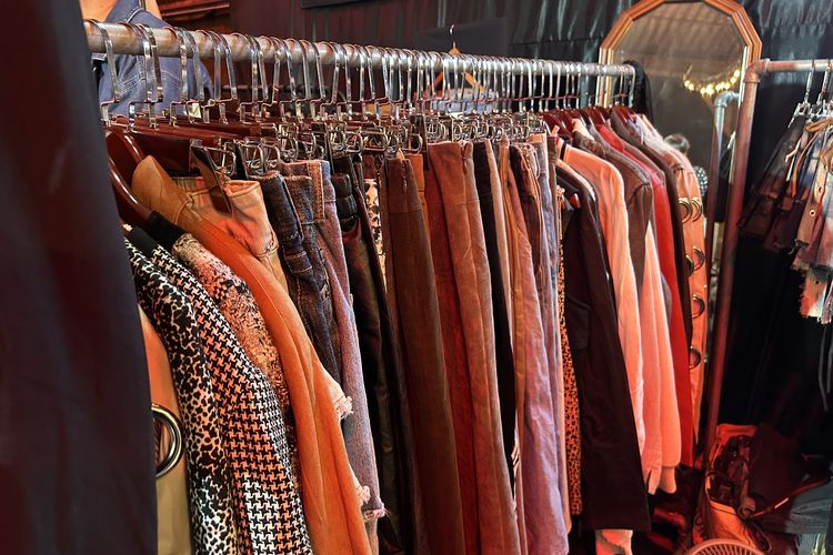 Beberapa item fesyen vintage yang dijual oleh A2H Store di pop up booth di The Warehouse Talat Noi, Bangkok, Jumat (21/11/2025).
