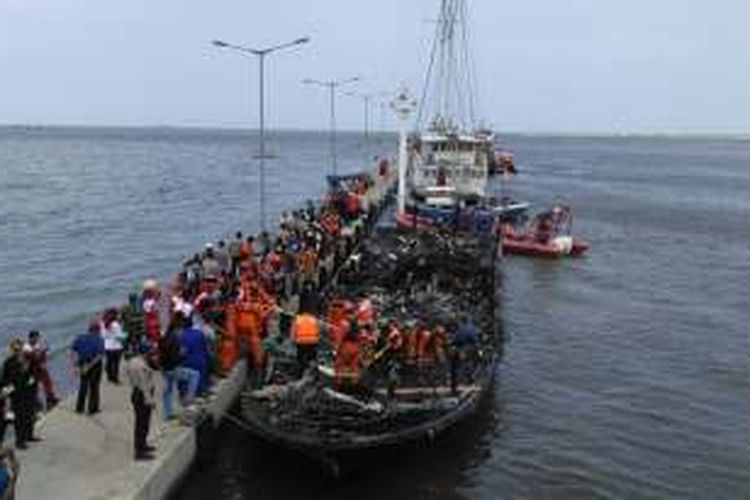 Tampak kapal penumpang Zahro Express yang terbakar telah dibawa ke Pelabuhan Muara Angke, Jakarta Utara, Minggu (1/1/2017). Kapal terbakar saat menuju Pulau Tidung pada Minggu pagi, menyebabkan beberapa penumpang meninggal dunia.