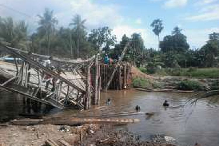 Jembatan Sungai Bontosunggu di Desa Bontosunggu, Kecamatan Galesong Utara, Kabupaten Takalar di jalan Provinsi Sulsel ambruk, Senin (31/10/2016).