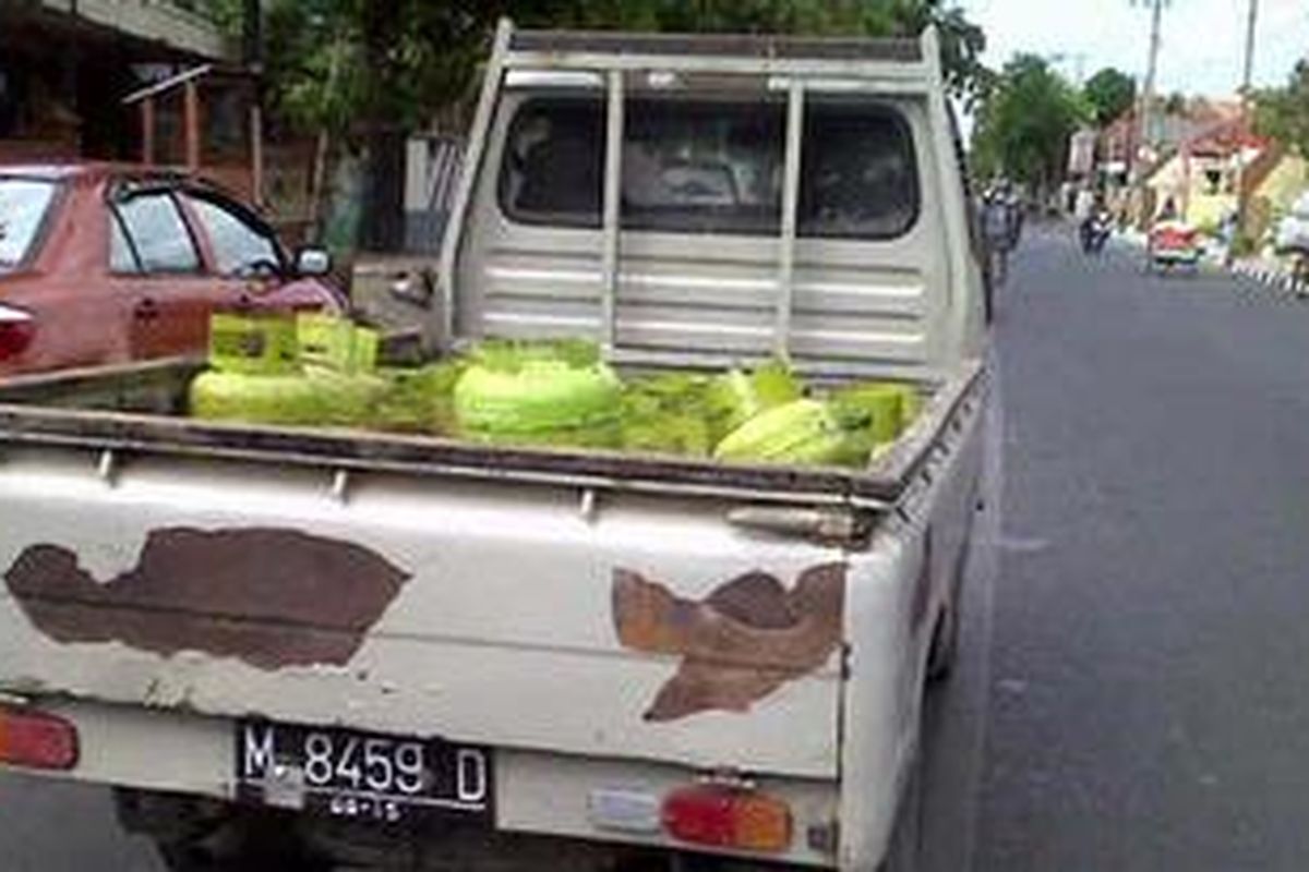 Warga Desa Pademawu kesulitan LPG 3 kg karena harganya naik sampai 20 ribu. Sedangkan penggunaan selama lebaran meningkat.