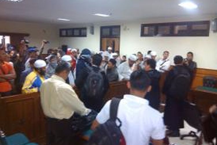Massa pendukung Abdul Kholiq saat berunjuk rasa menuntut terdakwa penyerangan rumah Direktur Galang Press dibebaskan.