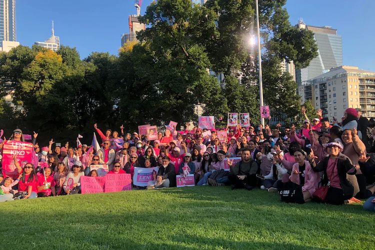 Orang-orang berbaju merah muda untuk mendukung Leni Robredo, satu-satunya calon presiden perempuan, berkumpul di Melbourne menjelang pemilihan.