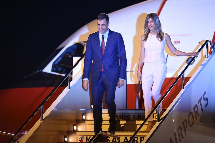 Perdana Menteri Spanyol Pedro Sanchez dan istrinya, Begona Gomez ketika sampai di Bandara Izumisano, Prefektur Osaka, Jepang, pada 27 Juni 2019 untuk menghadiri pertemuan G-20. Begona dilaporkan menderita virus corona beberapa jam setelah suaminya mengumumkan lockdown.