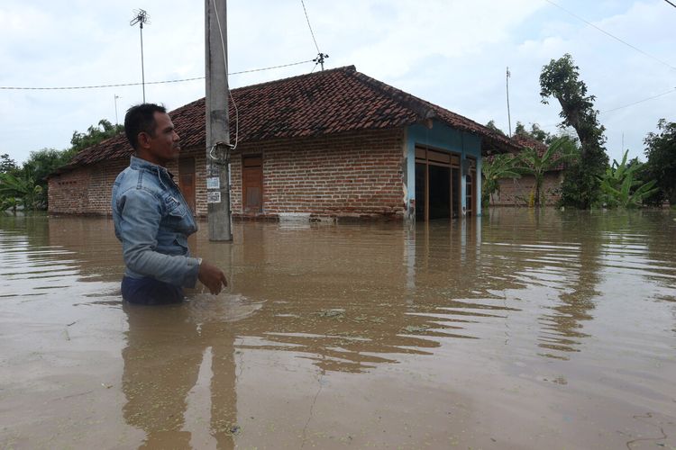 Kondisi Dusun Kedungbagus, Desa Bandar Kedungmulyo Kabupaten Jombang, Jawa Timur, Sabtu (6/5/2021). Perkampungan penduduk itu dilanda banjir sejak Jumat malam.